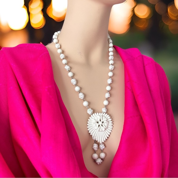 SARAH COVENTRY Vintage White Acrylic Floral Rosette Beaded 2in1 Brooch Necklace - Picture 9 of 10